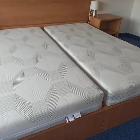 Jestřábí Hotel Černá v Pošumaví