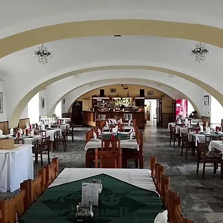 Jestřábí Hotel Černá v Pošumaví