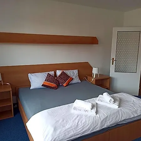 Jestřábí Hotel Černá v Pošumaví